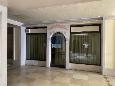 Foto Negozio in Via Cavour, Belluno Centro di 85 m² con 1 locali in vendita