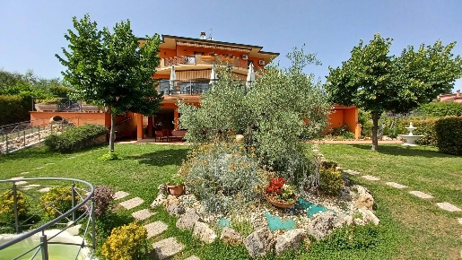 Foto Locale commerciale in via meringo alto, Ripi Centro di 450 m²