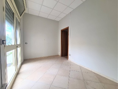 Foto Negozio in Viale Crotone, Catanzaro Catanzaro Lido di 22 m² in affitto