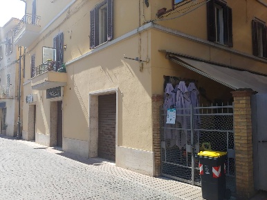 Foto Locale commerciale in via a de gasperi, Assisi di 140 m² con 1 locali
