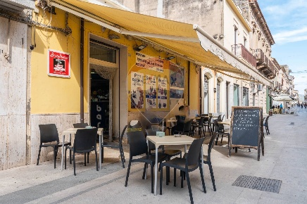 Foto Attività commerciale in Via Cavour, Vittoria Centro di 130 m²