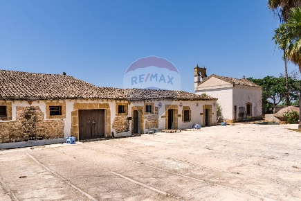 Foto Locale commerciale in contrada latomie, Castelvetrano di 1700 m²