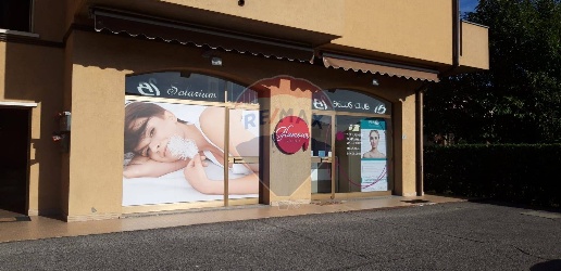 Foto Negozio in Alessandro Manzoni, Ambivere Centro di 65 m² con 1 locali