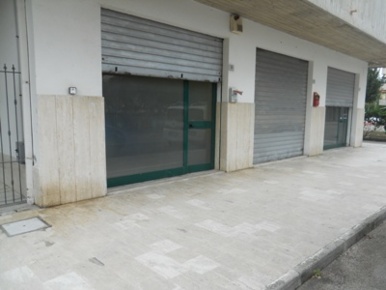 Foto Locale commerciale in via verrazzano, Martinsicuro Centro di 40 m²