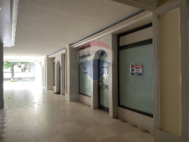 Foto Negozio in Via Cavour, Belluno Centro di 64 m² con 1 locali in vendita