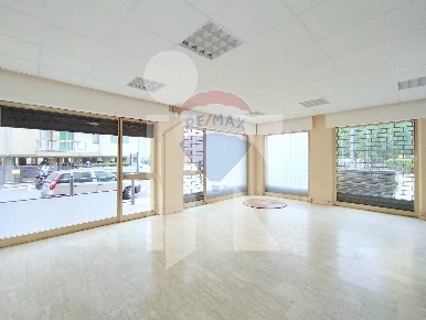 Foto Negozio in via goldoni, Mantova Valletta Valsecchi di 100 m²