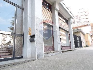 Foto Negozio in Via Alasonatti, Torino San Donato di 58 m² con 2 locali