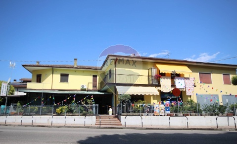 Foto Attività commerciale in Via Roma, Polverara Centro di 200 m²