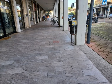 Foto Locale commerciale a Ravenna di 90 m² con 1 locali in vendita