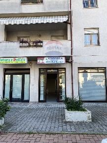 Foto Negozio in Via A. Gramsci, Castelbellino Stazione di 85 m² in vendita