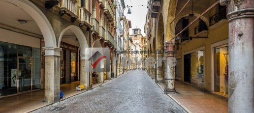 Foto Locale commerciale a Treviso Piazza dei Signori di 97 m² con 2 locali