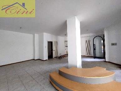 Foto Negozio in VIA CAVOUR, Lecco Centro di 65 m² con 1 locali in vendita