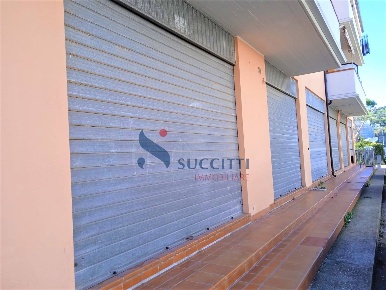 Foto Locale commerciale a Tortoreto Tortoreto Lido di 30 m² con 1 locali