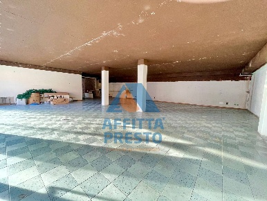 Foto Attività commerciale a Lucca di 330 m² con 2 locali in affitto