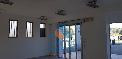 Foto Attività commerciale a Vinci di 80 m² con 4 locali in affitto