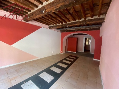 Foto Attività commerciale in Piazza Santa Maria, Lucca di 50 m² in vendita