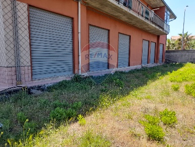 Foto Locale commerciale in via Palermo, San Pietro Clarenza di 300 m²