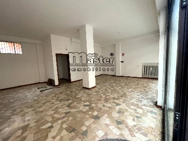Foto Negozio in Piazza Pio X, Treviso San Nicolò di 70 m² con 1 locali
