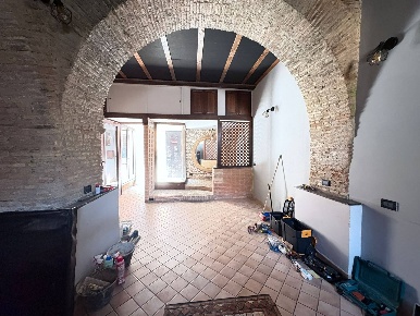 Foto Attività commerciale in Via Cavour, Monterotondo Centro Storico