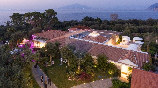 Foto Locale commerciale a Sorrento di 2000 m² con 1 locali in vendita