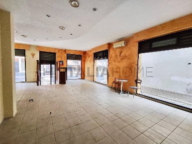 Foto Locale commerciale in via Carmine, Assemini Centro di 125 m²