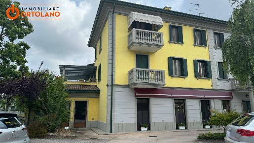 Foto Locale commerciale in Via F.lli Mucchiut, Sagrado Centro di 90 m²