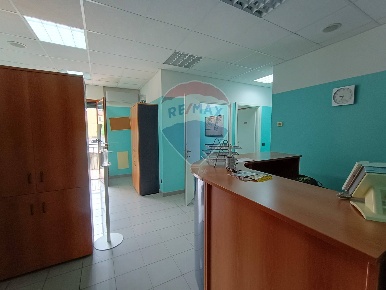 Foto Locale commerciale in via Trentini, Clivio di 88 m² con 3 locali