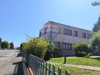 Foto Locale commerciale in VIA VOLTA, Montecchio Emilia Centro di 900 m²