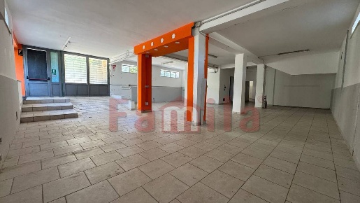 Foto Locale commerciale a Sirignano di 250 m² con 1 locali in affitto