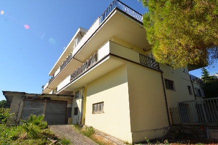 Foto Locale commerciale in Via Lauri, San Benedetto del Tronto Santa Lucia