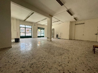 Foto Negozio in VIA CAMPOLUNGO, Maddaloni Centro di 90 m² con 1 locali