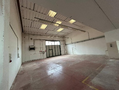 Foto Attività commerciale in via etruria, Cascina Semicentro di 450 m²