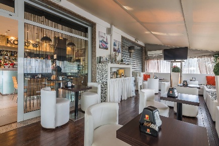 Foto Bar in Viale Santarosa, Riccione Paese di 115 m² con 2 locali
