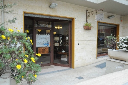 Foto Locale commerciale in via dei gelsomini, Canosa di Puglia Centro
