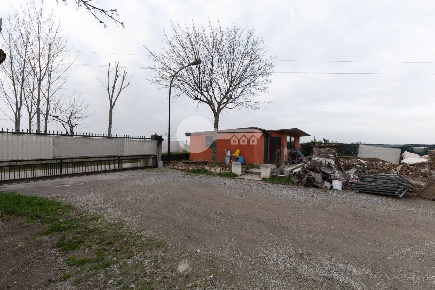 Foto Magazzino in Via Ugo Foscolo, Ghedi Centro di 220 m² in vendita