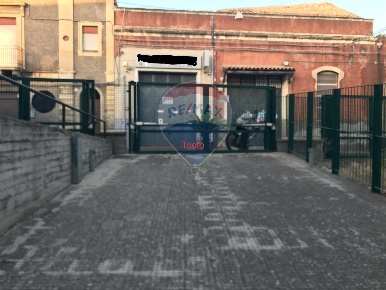 Foto Attività commerciale in Via Acquedotto Greco, Catania di 1000 m²