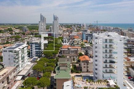 Foto Locale commerciale in Via Bafile, Jesolo Lido Centro Ovest di 210 m²