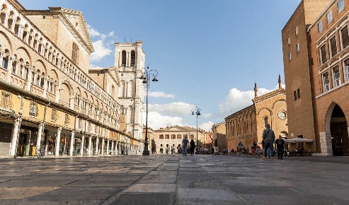 Foto Negozio in Piazza Trento E Trieste, Ferrara Centro Storico di 220 m²