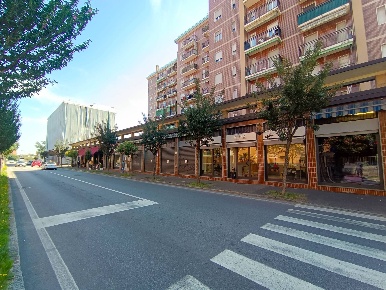 Foto Negozio in VIA LOMBARDIA, Cologno Monzese San Maurizio al Lambro