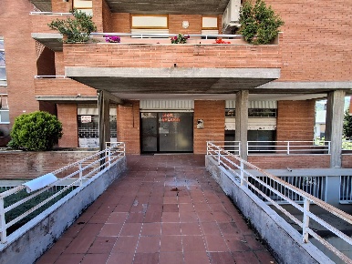 Foto Locale commerciale in VIALE CAVOUR, Teramo Centro di 90 m² in vendita
