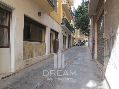Foto Locale commerciale in Vico Barcellona, Cagliari Marina di 200 m²