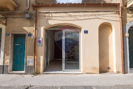 Foto Locale commerciale in Via Trento, Caltagirone Centro di 60 m²