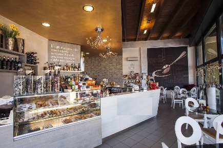Foto Attività commerciale in Via Amiternum, L'Aquila di 130 m² con 2 locali