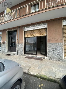 Foto Locale commerciale in via colla, Cairo Montenotte Centro di 75 m²