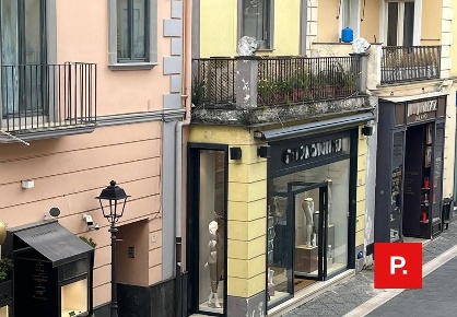 Foto Locale commerciale in via mazzini, Caserta Corso Trieste di 110 m²