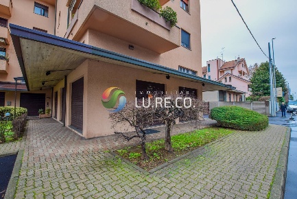 Foto Attività commerciale in VIA PACINOTTI, Lissone di 300 m² con 1 locali
