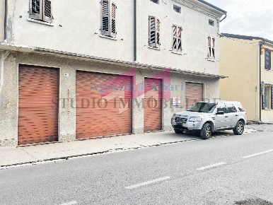 Foto Locale commerciale in Via Garibaldi, Sermide e Felonica di 90 m²