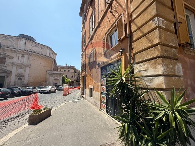 Foto Negozio in Piazza San Bernardo, Roma Repubblica di 127 m² con 5 locali