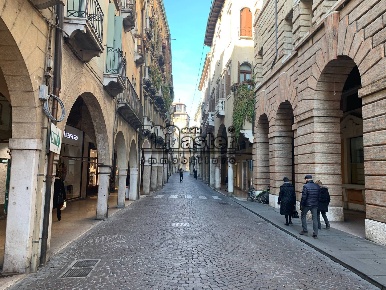 Foto Negozio in PIAZZA INDIPENDENZA, Treviso Piazza dei Signori di 80 m²