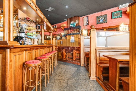 Foto Attività commerciale in Via Cattaneo, Gallarate Sciarè di 100 m²